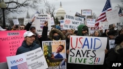 Người dân biểu tình phản đối quyết định của chính quyền Trump về việc đóng cửa Cơ quan Phát triển Quốc tế Hoa Kỳ (USAID) tại Điện Capitol ở Washington, DC, vào ngày 5/2/2025.