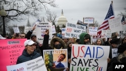 Biểu tình chống chính quyền Donald Trump đóng cửa Cơ quan Phát triển Quốc tế Hoa Kỳ (USAID), tại Điện Capitol ở Washington, DC, ngày 5/2/2025.