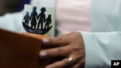 Una pequeña artesanía que conmemora la masacre de El Mozote de 1981, en la guerra civil de El Salvador, se ve en el podio mientras la presidenta de la Cámara de Representantes de EE.UU., Nancy Pelosi, en una conferencia de prensa el 9 de agosto, 2019 ..