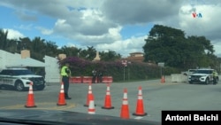 Agentes de seguridad federales, locales y estatales custodian Mar-a-Lago, la residencia oficial en Florida del presidente electo, Donald Trump. (Foto: Antoni Belchi / VOA)