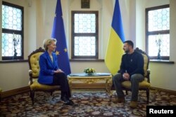 اورسولا فون درلاین، رئیس کمیسیون اروپا و ولودیمیر زلنسکی، رئیس جمهور اوکراین