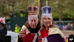 Fanáticos reales posan para una foto a lo largo de la ruta de la Coronación del Rey en The Mall en Londres, el viernes 5 de mayo de 2023.
