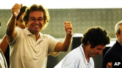 Freed by kindappers in Mali, Albert Vilalta (r) and Roque Pascual after arriving at the airport in Prat Llobregat, Spain, Aug. 24, 2010. (AP)