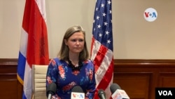 ARCHIVO - La Subsecretaria adjunta de la Oficina de Asuntos del Hemisferio Occidental del Departamento de Estado de Estados Unidos, Emily Mendrala, responde a preguntas de los medios. 