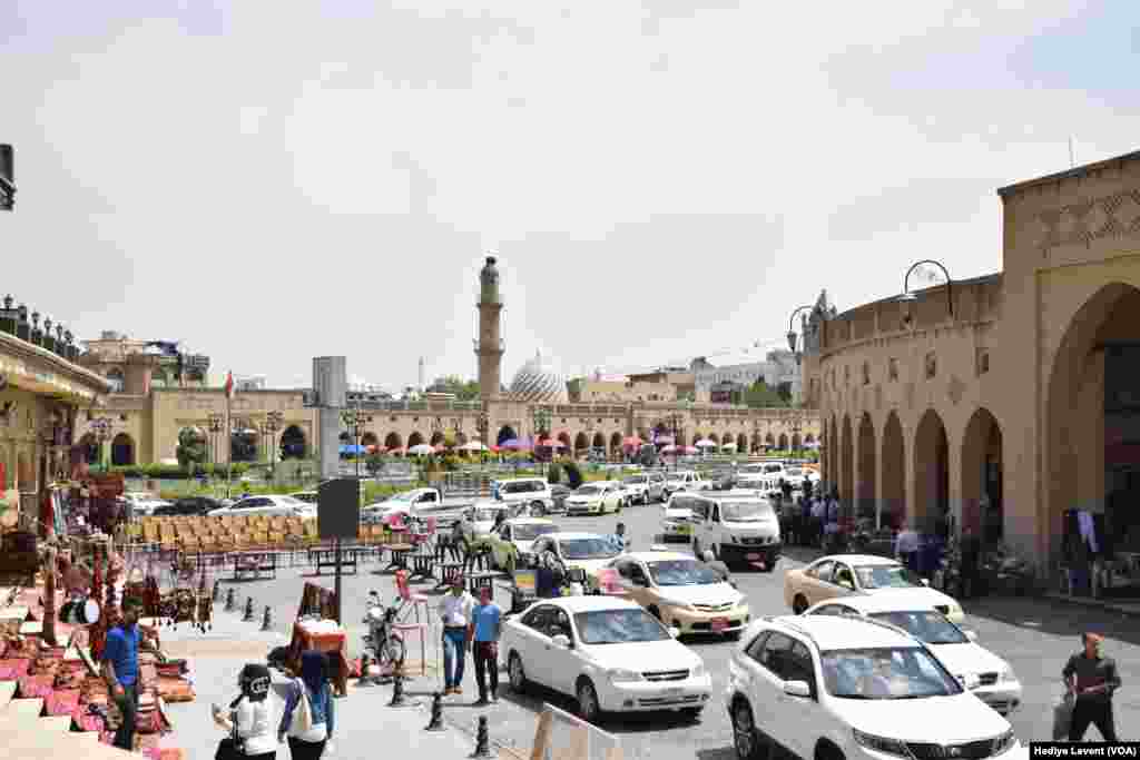 The daily rush in one of the city&#39;s most crowded squares, in Irbil, Iraq.