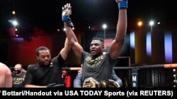 Francis Ngannou après sa victoire sur Stipe Miocic dans leur combat de championnat poids lourd de l'UFC, le 27 mars 2021 à Las Vegas, Nevada.