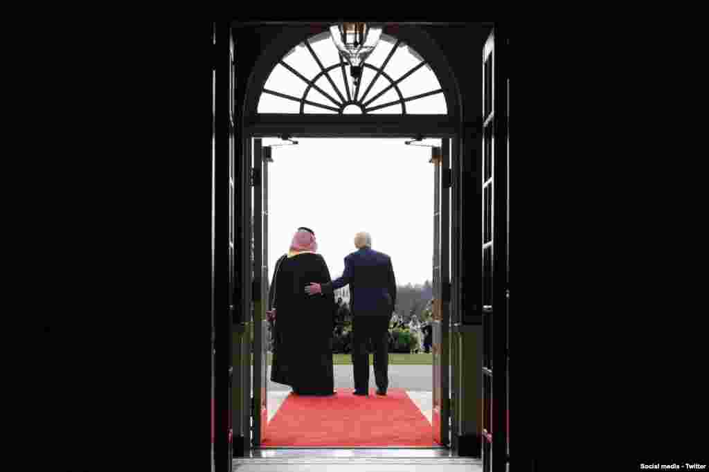 دونالد ترامپ، رئیس‌جمهور ایالات متحده آمریکا، از شاهزاده بن‌سلمان در کاخ سفید استقبال می‌کند.