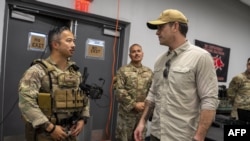 Menteri Pertahanan AS Pete Hegseth (kanan) bertemu dengan sejumlah anggota militer AS di pangkalan angkatan laut Teluk Guantanamo pada 25 February 2025. (Foto: AFP/US Department of Defense)