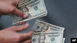 Consultado por la Voz de América, el economista y director de Capital Market Finance, Jesús Casique, explica que las remesas “son un salvavidas para los venezolanos”.