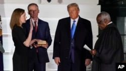 B&#224; Amy Coney Barrett tuy&#234;n thệ chức Thẩm ph&#225;n Tối cao tại Nh&#224; Trắng, ng&#224;y 26/10/2020.