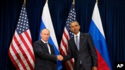 Perezida Obama wa Leta zunze ubumwe z'Amerika na Putin w'Uburusiya i New York, tariki ya 28 y'ukwa cyenda 2015