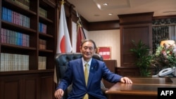 Pemimpin Partai Demokrat Liberal Jepang (LDP) yang baru terpilih, Yoshihide Suga, berpose di kantornya setelah konferensi pers di kantor pusat partai di Tokyo pada 14 September 2020. {Foto: AFP)