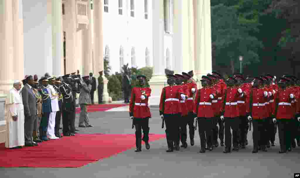 Pope Francis (L) stands next to Kenyan President Uhuru Kenyatta at the State House palace in Nairobi, Nov. 25, 2015.
