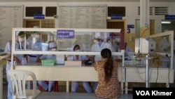 ក្រុមអ្នកគ្រូពេទ្យកំពុងផ្តល់ការប្រឹក្សាដល់​អ្នកជំងឺនៅមន្ទីរពេទ្យសម្ដេចឪ-សម្ដេចម៉ែ នៅថ្ងៃទី៣១ ខែតុលា ឆ្នាំ ២០២៤។ (ចឹង លីលី/វីអូអេ)
