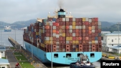 资料图片：新加坡MAERSK TAURUS号集装箱船通过巴拿马运河的科科利船闸，驶过扩建后的运河。 (2024年8月12日)