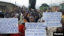 Protesters who are against Burundi President Pierre Nkurunziza and his bid for a third term, march in Bujumbura, Burundi, June 4, 2015.