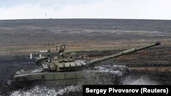 روسیې د اوکراین سره په ګډې پولې کې څه باندې ۱۰۰ زره سرتیري او نظامي وسایل ځای پر ځای کړي خو وایي په اوکراین د برید نیت نلري. 