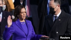 ካማላ ሃሪስ እና ዳግ ኤምሆፍ