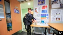 在新冠疫情之下，英國學生已經從陸續恢復上學。