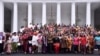 Presiden Jokowi berphoto dengan para aktivis perempuan di depan Istana Merdeka, Jakarta, Rabu (6/3) (Foto: Biro Pers Sekretariat Presiden)