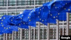 کمیسیون اروپا: در زمینۀ فراهم آوری سهولت ها برای اشتغال اتباع خارجی واجد شرایط اقدام شود.