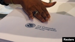 Las reglas de tarifas de inmigración impactarían a personas de bajos recursos que hasta ahora podían acceder a ese servicio sin costo alguno.