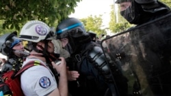 巴黎五一抗議活動爆發暴力事件 遊行者批評連任的馬克龍