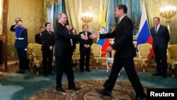Los presidentes de Rusia, Vladimir Putin, y Ecuador, Rafael Correa, se saludan en Moscú.