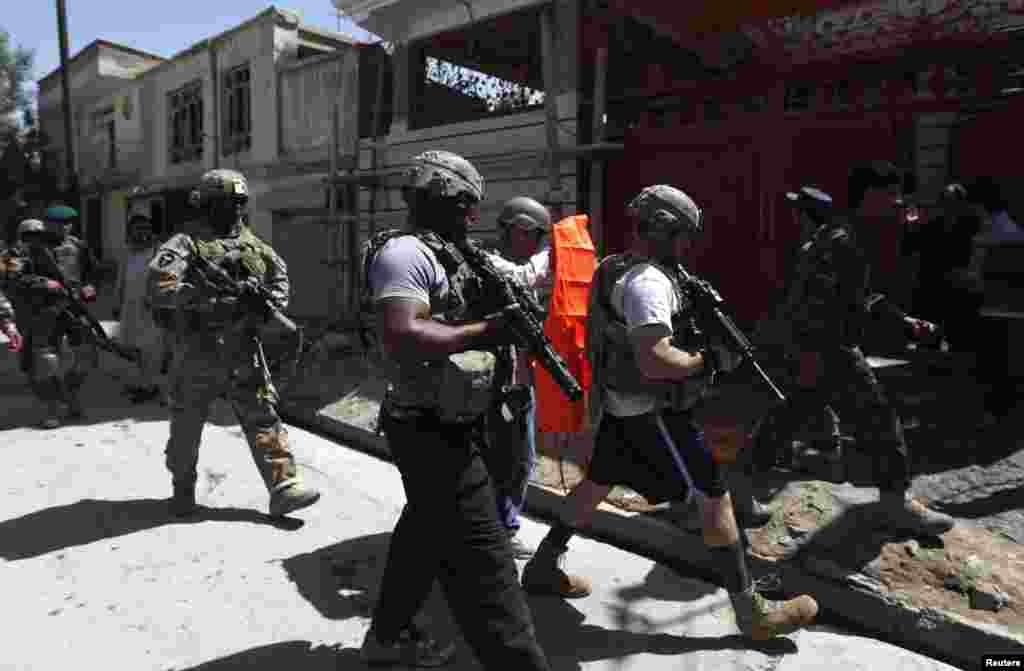 NATO soldiers with the International Security Assistance Force (ISAF) arrive at the site of a suicide attack in Kabul, May 16, 2013.
