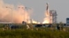 ARCHIVO - El cohete New Shepard de Blue Origin es lanzado con los pasajeros Jeff Bezos, fundador de Amazon y la empresa de turismo espacial Blue Origin, su hermano, Mark Bezos, Oliver Daemen y Wally Funk, desde el puerto espacial cerca de Van Horn, Texas, el 20 de julio de 2021.