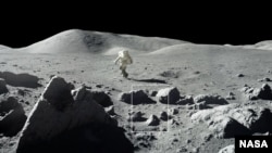 Permukaan bulan ditutupi dengan kawah dan bebatuan, seperti yang terlihat dalam foto dari misi Apollo 17 NASA pada 1972 ini. (Foto: NASA)