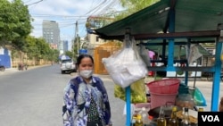 Khim Ha sells fried noodles in Phnom Penh’s Chaktomouk quarter, Dec. 10, 2020. (Aun Chhengpor/VOA Khmer) 