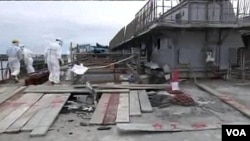 Para pekerja TEPCO di PLTN Fukushima yang rusak (17/5). Pakar IAEA mengatakan, perancang PLTN harus melakukan usaha yang lebih besar untuk mengantisipasi bencana alam.