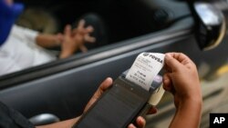 Una máquina imprime un comprobante en una estación de servicio de una compañía petrolera estatal en Caracas, Venezuela, el martes 2 de junio de 2020. [Foto: AP]