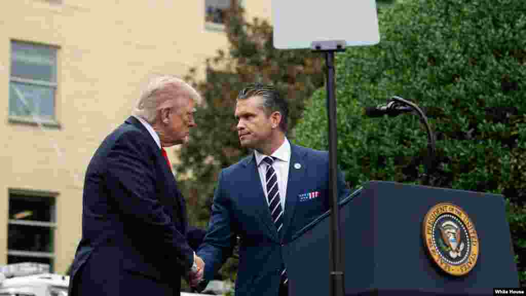 گالری عکس | دونالد ترامپ، رئیس جمهوری آمریکا، در حال دست دادن با پیت هگست،‌ وزیر جنگ، در مراسم گرامی‌داشت یاد قربانیان حملات تروریستی یازدهم سپتامبر در بیست و چهارمین سالگرد این حملات در پنتاگون (پنج‌شنبه ۲۰ شهریور ۱۴۰۴) 