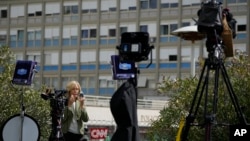 Medios de prensa esperan por noticias del papa Francisco frente al hospital Gamelli de Roma el 30 de marzo de 2023.