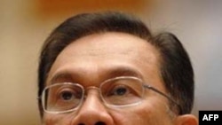 Lãnh đạo đối lập Malaysia Anwar Ibrahim bác bỏ thông tin của một công điện ngoại giao mật bị rò rỉ, theo đó cho rằng ông phạm tội quan hệ đồng tính