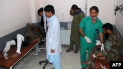 Petugas medis merawat tentara Afghanistan yang terluka pasca serangan bunuh diri di sebuah masjid di distrik Mandozai, provinsi Khost hari Jumat (23/11).