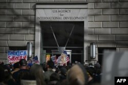 Акція протесту біля штаб-квартири USAID перед прес-конференцією демократів Конгресу у Вашингтоні, 3 лютого 2025 року. Фото: Mandel NGAN/AFP