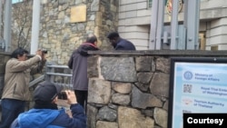 ရွှေ့ပြောင်းမြန်မာဒုက္ခသည်တွေကို ဖမ်းပြီး မြန်မာနိုင်ငံထဲ ပြန်မပို့ဖို့ အိတ်ဖွင့်ပေးစာကို ထိုင်းသံရုံး တာဝန်ရှိသူတွေကိုပေးအပ်။ (Photo: ADB_DC)