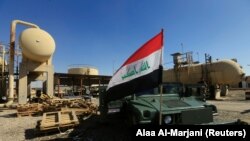 Un drapeau irakien sur un véhicule militaire à Kirkouk, le 17 octobre 2017