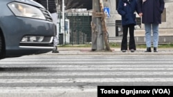 Најмалку шест возила поминаа на црвено светло во период од половина час и уште десетици други возачи игнорираа да забават на жолто светло на крстосницата кај ТЦ „Мавровка“ во Скопје