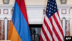 Հայաստանի ու ԱՄՆ-ի դրոշներ