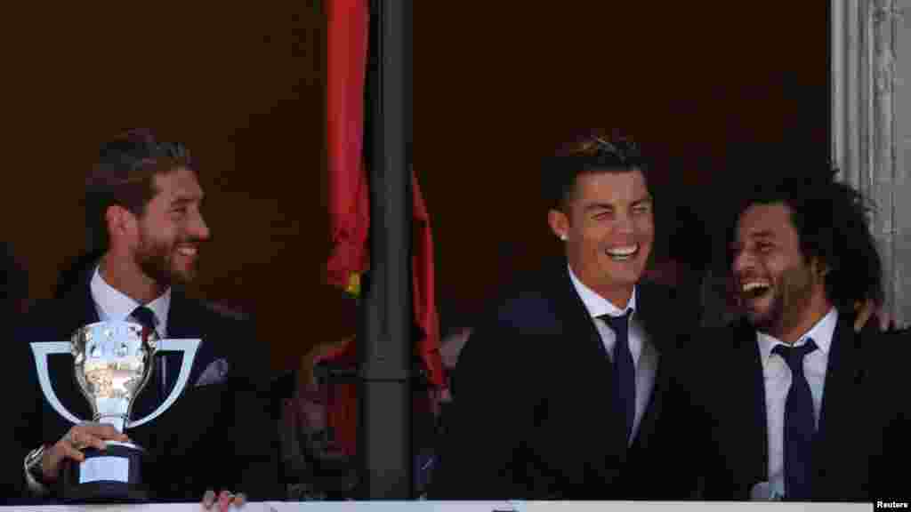 Sergio Ramos,Cristiano Ronaldo et Marcelo ont le sourire après avoir remporté la Liga &nbsp;à Madrid, en Espagne, le 22 mai 2017.