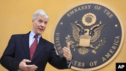 Đại sứ Hoa Kỳ tại Afghanistan Ryan Crocker phát biểu trong cuộc họp báo tại Ðại sứ quán Mỹ ở Kabul 