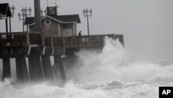 Ombak besar menghantam kawasan pantai di Nags Head, negara bagian North Carolina hari Sabtu (27/10), sementara badai Sandy menuju pesisir timur Amerika.