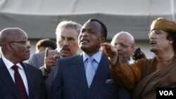 El presidente del Congo, Denis Sassou Nguesso, y el mandatario sudafricano, Jacob Zuma, junto a Gadhafi durante su encuentro en Trípoli.