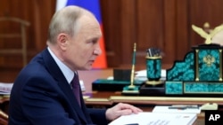 ប្រធានាធិបតី​រុស្ស៊ី លោក Vladimir Putin និយាយ​ជាមួយ​អភិបាល​តំបន់ Tver លោក Igor Rudenya ក្នុង​ពេល​ជួប​ប្រជុំ​របស់​ពួកគេ​នៅ​វិមាន​ក្រឹមឡាំង ក្នុង​ទីក្រុង​មូស្គូ ប្រទេស​រុស្ស៊ី កាល​ពី​ថ្ងៃ​អង្គារ ទី៤ ខែ​កុម្ភៈ ឆ្នាំ​២០២៥។