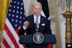El presidente Joe Biden habla durante una conferencia de prensa en el Salón Este de la Casa Blanca en Washington, el jueves 23 de mayo de 2024, con el presidente de Kenia, William Ruto. (Foto AP/Susan Walsh)