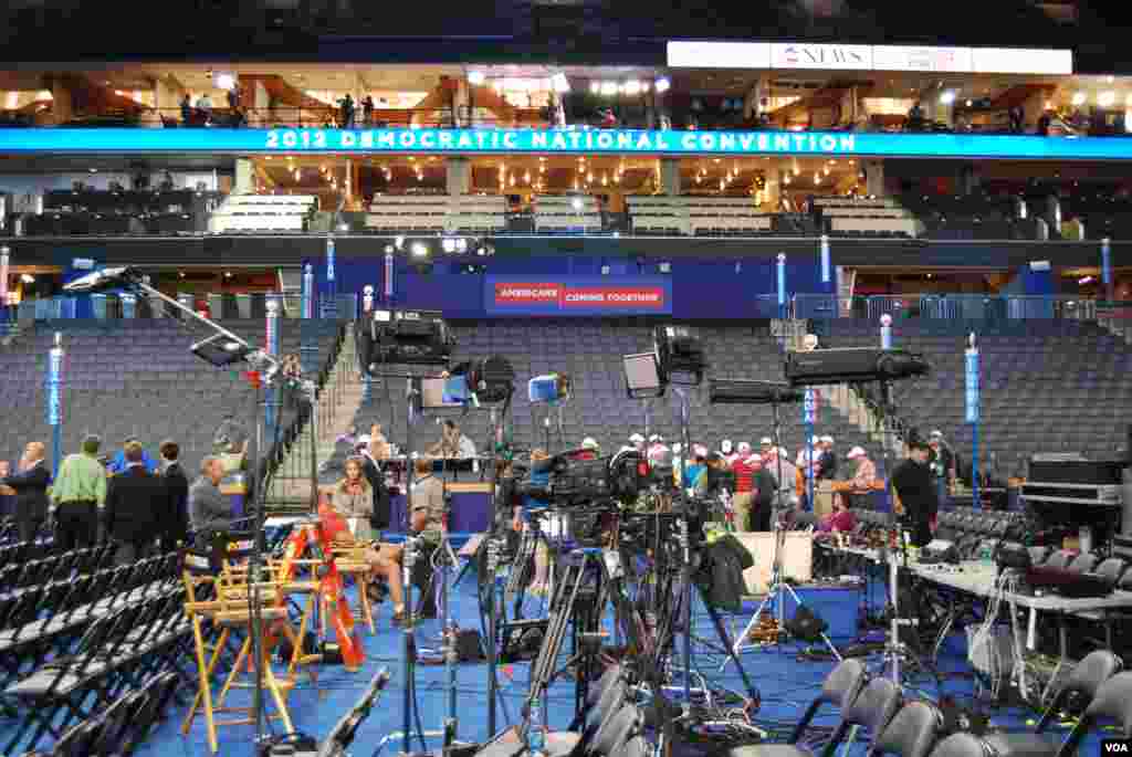 Media bersiap-siap meliput konvensi di Time Warner Cable Arena. (J. Featherly/VOA) 